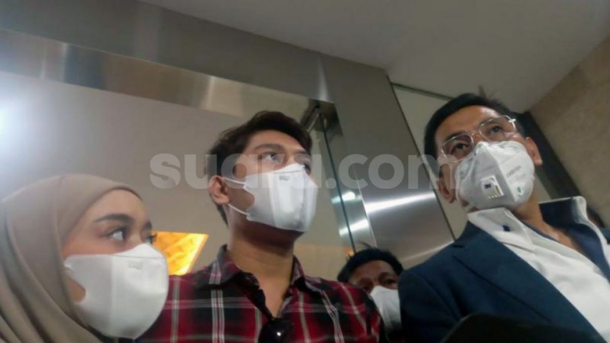 Lesti Kejora dan Rizky Billar beserta kuasa hukumnya  Sandy Arifin. [Foto: Suara.com - Yosea Arga Pramudita]