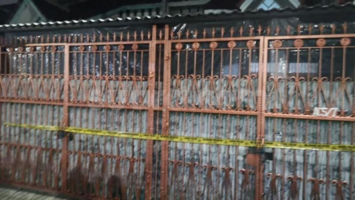 Olah TKP di Rumah Satu Keluarga Tewas di Kalideres [Suara.com/Yosea Arga Pramudita]
