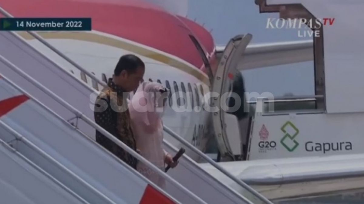 Insiden sebelum Iriana Jokowi terpeleset dari tangga pesawat Kepresidenan di Bali. [Foto: Tangkapan Layar]