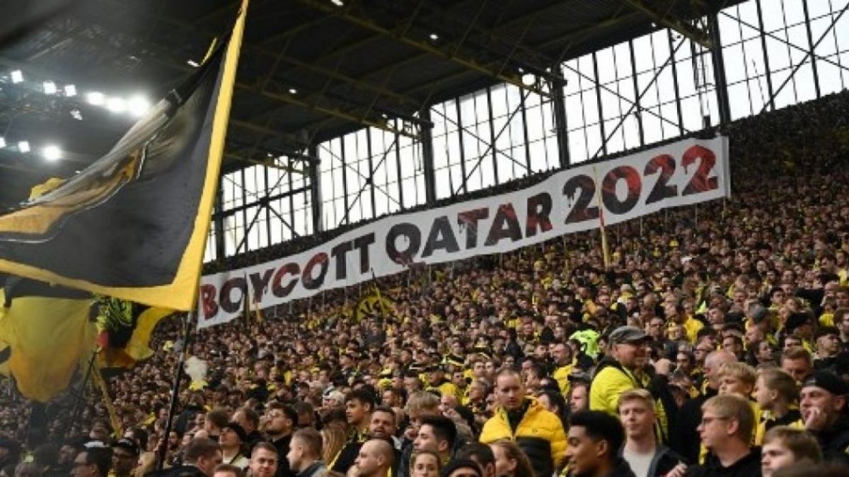 Kampanye Boikot Piala Dunia 2022 Qatar yang dilakukan oleh suporter klub dari Jerman [Foto: Suara.com / AFP]