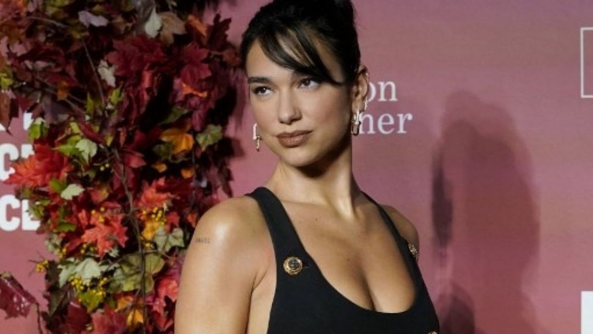 Penyanyi Inggris Dua Lipa secara tegas dirinya akan menolak untuk tampil di negara Qatar dalam acara pembukaan Piala Dunia 2022. [Foto: Dok.Suara.com / AFP]