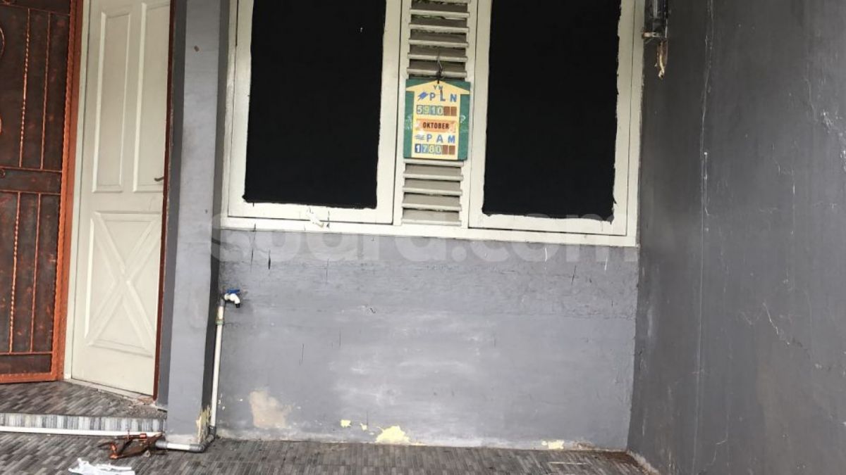 Rumah satu keluarga yang tewas karena kelaparan di Jalan Taman Asri 3 Blok AC, RT 7 RW 15, Citra Garden 1, Kalideres, Jakarta Barat. (Suara.com/Faqih)
