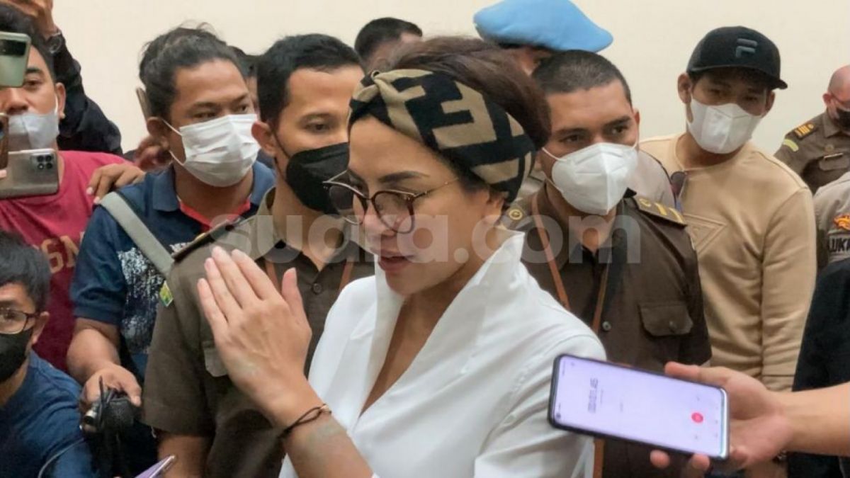 Meski Kenakan Rompi Tahanan, Nikita Mirzani Disebut Terlihat Cantik dan Keren [Foto: Suara.com - Adiyoga Priyambodo]
