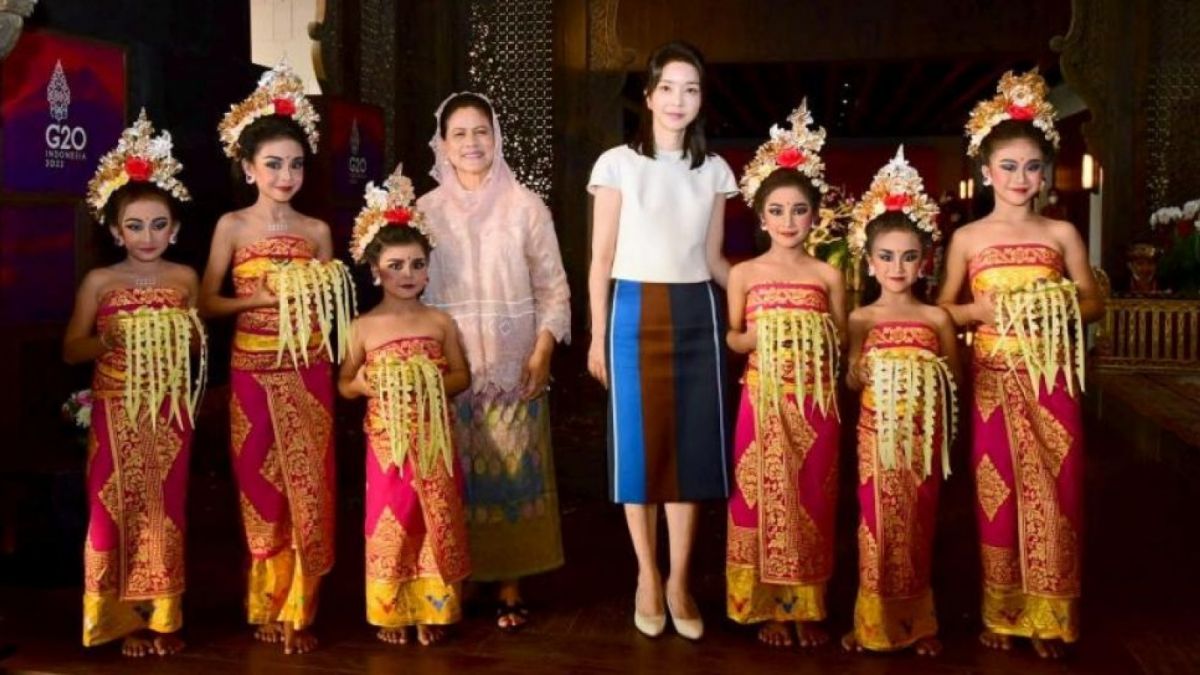 Ibu Iriana Joko Widodo menerima kedatangan Ibu Negara Republik Korsel Madam Kim Keon-hee [Foto: Muchlis Jr - Biro Pers Sekretariat Presiden]