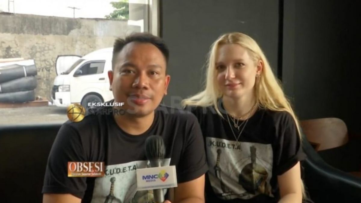 Vicky Prasetyo dan pacar bulenya, Aliona [Youtube/StarPro Indonesia] [Youtube/StarPro Indonesia]