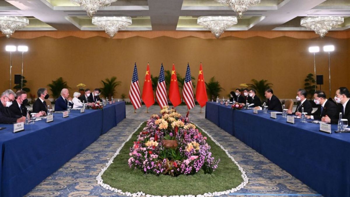 Pertemuan Presiden Joe Biden dan Presiden Xi Jinping di Bali dalam acara KTT G20 pada hari Senin (14/11) kemarin. [Foto: Suara.com / SAUL LOEB  - AFP]