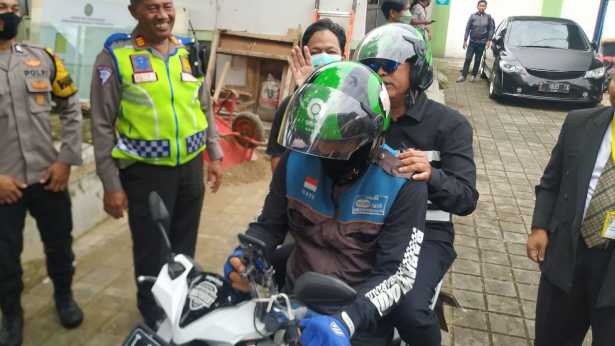 Dedi Mulyadi datang menghadiri agenda sidang gugatan cerai yang dilayangkan oleh Anne Ratna Mustika sebagai Bupati Purwakarta [Foto: Istimewa / Dedi Mulyadi]