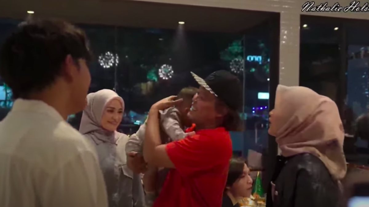 Kedatangan Nathalie Holscher ke ultah Sule turut membawa sang kekasih bernama Faris.Namun hal itu malah menjadi bahan pembicaraan publik. [Foto: Tangkapan Layar Youtube Nathalie Holscher.]