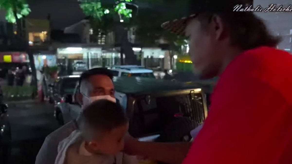 Nathalie Holscher mengungkap bahwa Sule tak berikan kado apapun untuk Adzam [Foto: Tangkapan Layar Youtube Nathalie Holscher]