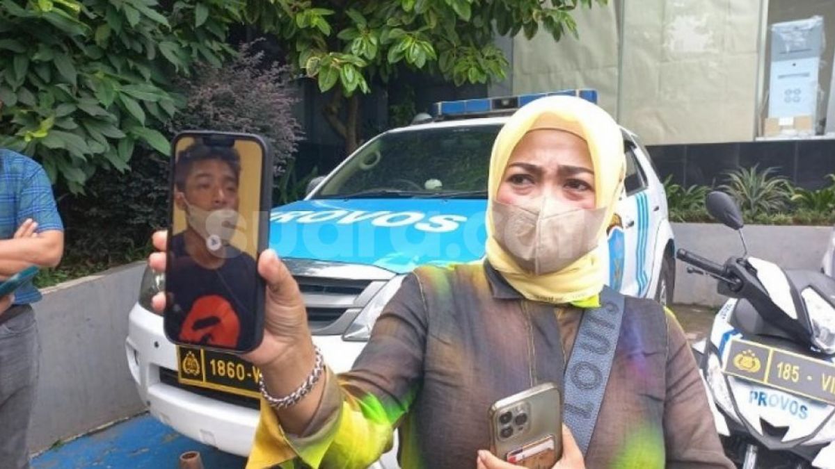 Yusnawati melaporkan kasus penganiayaan terhadap anaknya berinisial FB ke Polres Metro Jakarta Selatan. FB diduga dianiaya anak kandung Irwasda Polda Kalbar saat bimtek di PTIK, Jaksel. [Suara.com - M Yasir]