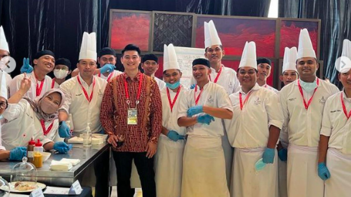 Chef Arnold dan tim juru masak dalam perhelatan KTT G20 di Bali [Foto Instagram Chef Arnold]