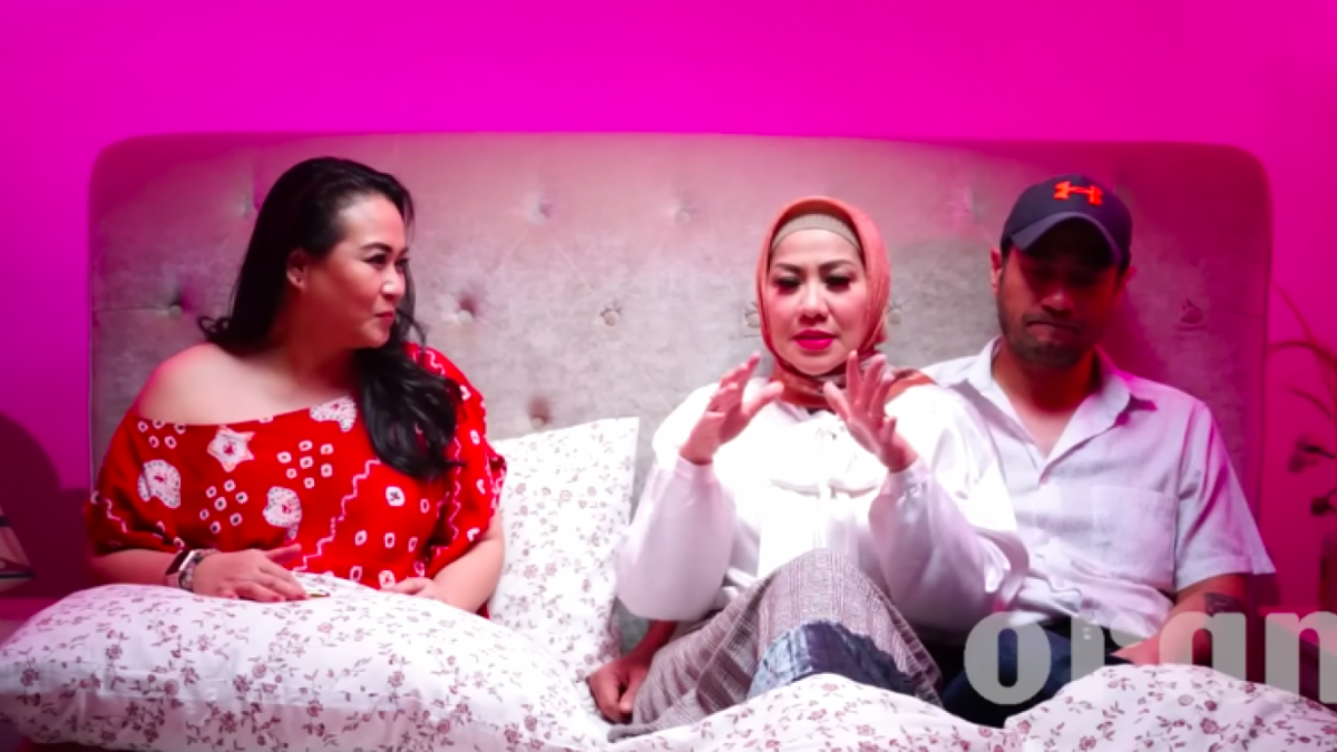 Curhatan dan pengalaman Venna Melinda dengan Ferry Irawan dalam soal berhubungan intim yang lebih merekatkan hubungan mereka. [Foto Tangkapan Layar Orami Entertainment]