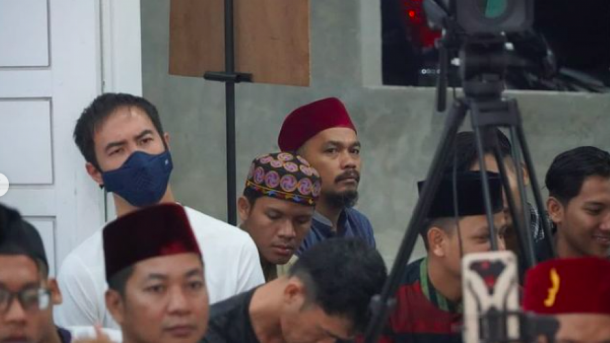 Daniel Mananta ketika ikut dalam kajian Ustadz Abdul Somad di waktu subuh. [Foto: Instagram Ustadz Abdul Somad]