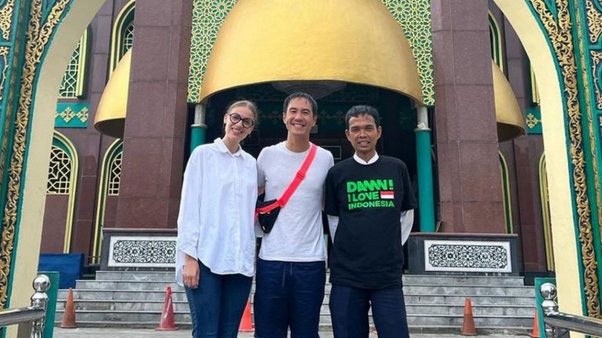 Momen Daniel Mananta ketika datang ke Pekanbaru untuk bertemu dengan Ustadz Abdul Somad. [Foto: Dok Instagram ustadzabdulsomad_official]