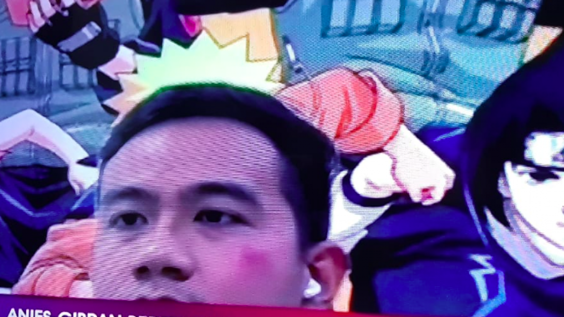 Wali Kota Solo Gibran Rakabuming Raka melakukan wawancara dengan menggunakan latar belakang Anime Naruto [Foto: Media Sosial Twitter]