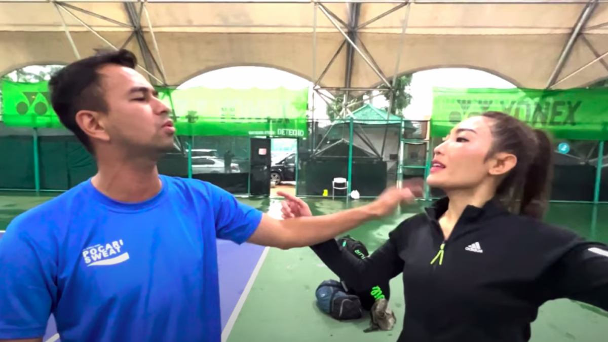 Petuha Raffi Ahmad kepada Ayu Dewi di tengah santernya isu konflik bersama Denise Chariesta yang mengaku selingkuh dengan suaminya. [Foto: Tangkapan Layar Youtube Luna Maya]