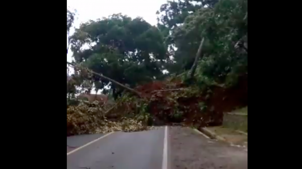 Akses Jalan Cipanas - Cianjur tettutup material tanah longsoro yang disebabkan gempa bumi M5.6 [Foto: Twitter]