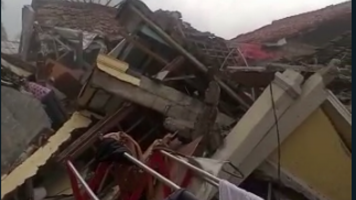 Beberapa rumah yang terjadi di wilayah Cugenang Kabupaten Cianjur tampak rumah roboh usai diguncang gempa bumi M 5,6. [Foto: Suara.com / DOK. Warga]