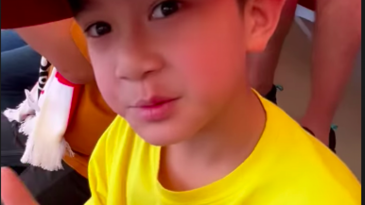 Rafathar diajak oleh ayahnya untuk menyaksikan Piala Dunia 2022 saat Inggris vs Iran di Qatar. [Foto: Instagram Raffi Ahmad]