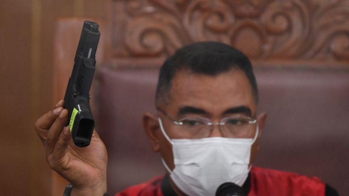 Hakim menunjukkan barang bukti senjata Colt yang bunuh Brigadir J, dalam sidang terdakwa Ferdy Sambo [Foto: Suara.com ANTARA FOTO - Akbar Nugroho Gumay/foc]