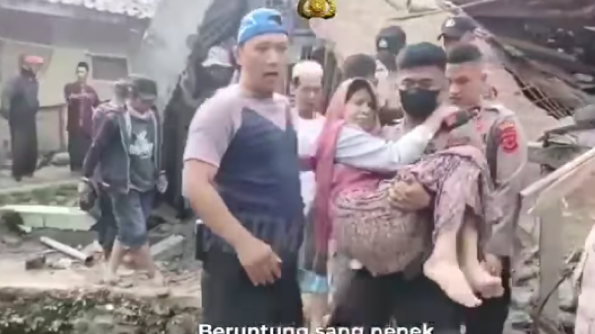 Nenek yang badannya terkubur setengah badan dalam bangunan runtuh berhadil diselamatkan dan dibawa untuk mendapatkan penangan medis. [Foto: Instagram Divisi Humas Polri.]
