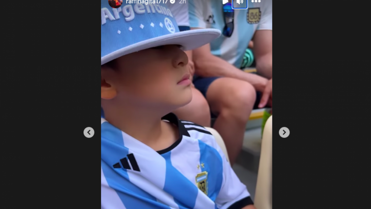 Raffi Ahmad memperlihatkan ekspresi kecewa Rafathar ketika melihat tim idolanya dikalahkan Arab Saudi di Piala Dunia 2022 [Foto Instagram Raffi Ahmad]