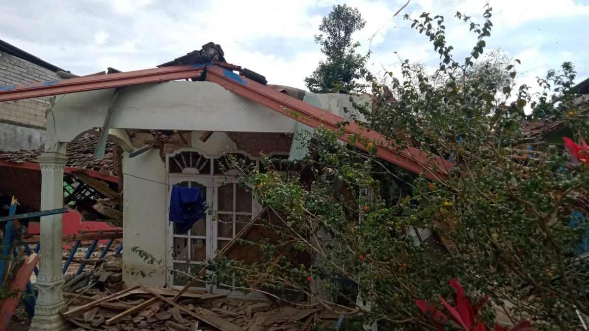 Rumah warga yang berada di Kecamatan Cugenang, Cianjur yang mengalmai rusak parah. [Foto: Tri Widiyantie]