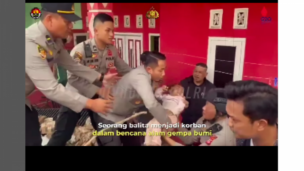 Kapolres Cianjur AKBP Doni Hermawan gendong balita yang terjebak di balik reruntuhan rumah yang roboh usai digoyang gempa di Cianjur. [Foto Instagram Humas Polda Jawa Barat]