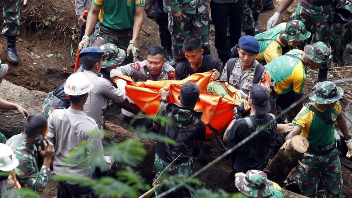 Tim SAR gabungan melakukan evakuasi korban yang tertimbun longsor akibat gempa di Kecamatan Cugenang, Cianjur. [Foto: Suara.com / ANTARA FOTO - Yulius Satria Wijaya/foc]