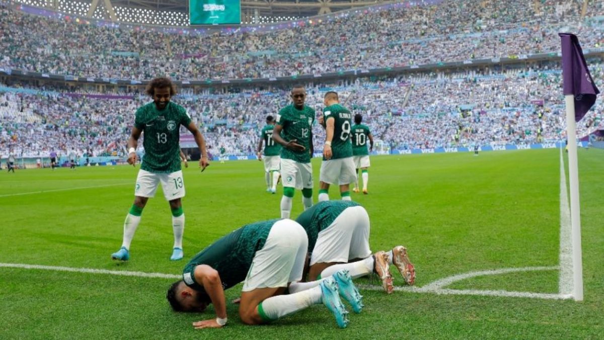 Timnas Arab Saudi sujud syukur usai mencetak gol dan berhasil memenangkan pertandingan melawan Argentina. [Foto: Suara.com / Odd ANDERSEN-AFP]