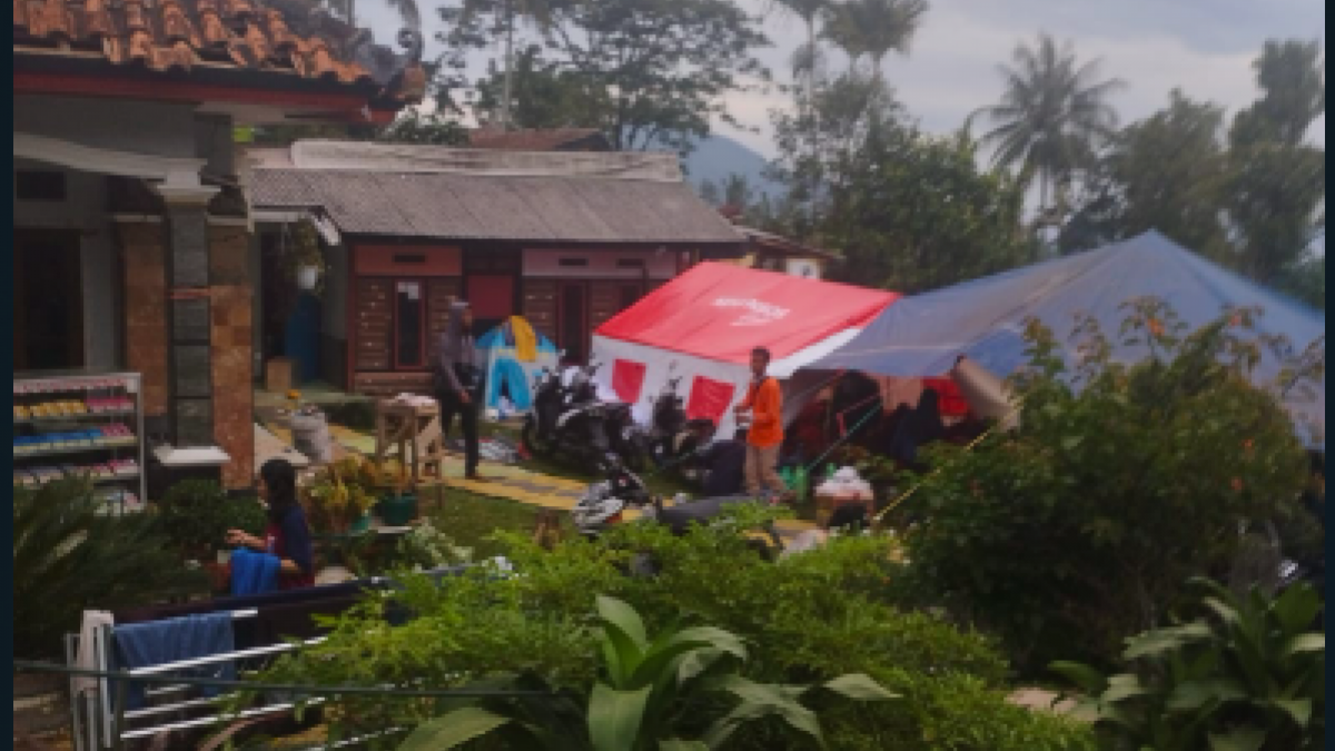 Beberapa tenda yang didirikan oleh warga di Desa Mangunkerta, Kecamatan Cugenang, Cianjur. [Foto: Masnurdiansyah]