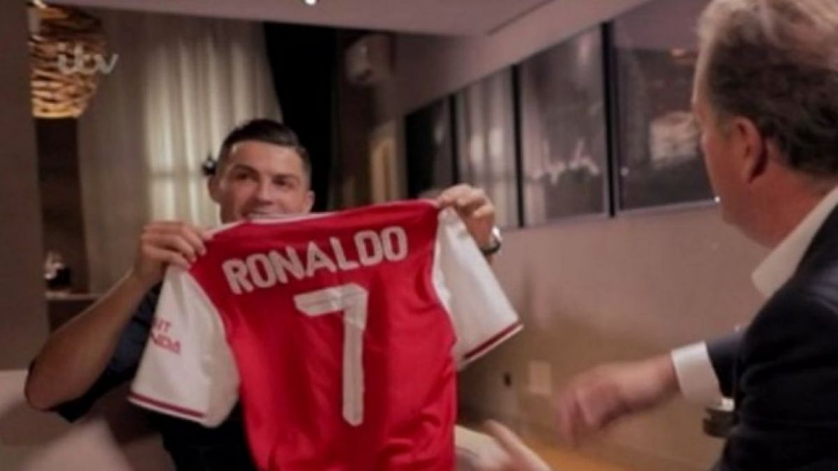 Cristiano Ronaldo memegang kaos dari tim Arsenal [Foto: Twitter - piersmorgan]