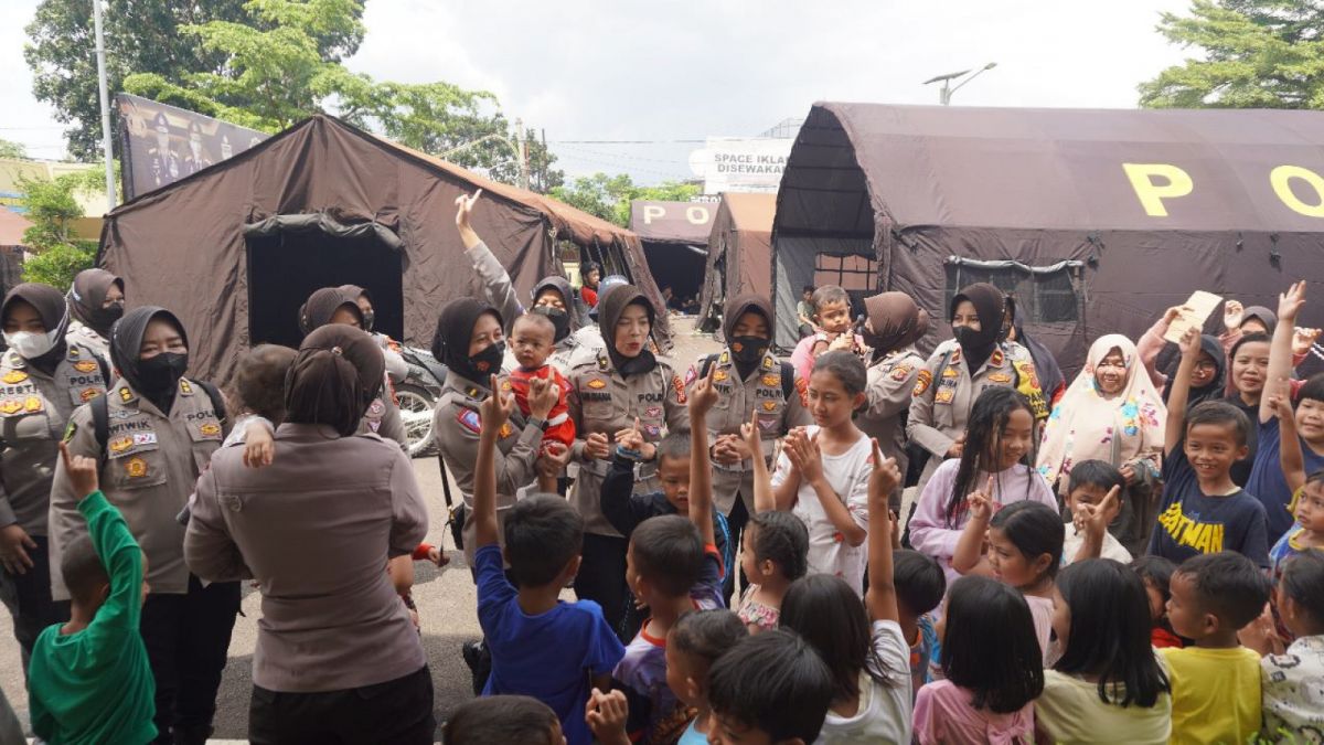 Polwan berikan hiburan kepada anak-anak di posko pengungsian gempa Cianjur, untuk memulihkan mereka dari rasa trauma. [Foto: Dok. Polda Jawa Barat]