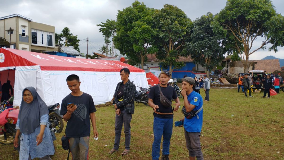 Posko korban gempa Cianjur yang terletak di lapangan Cariu, Desa Mangunkerta, Kecamatan Cugenang. [Foto: Masnurdiansyah.]