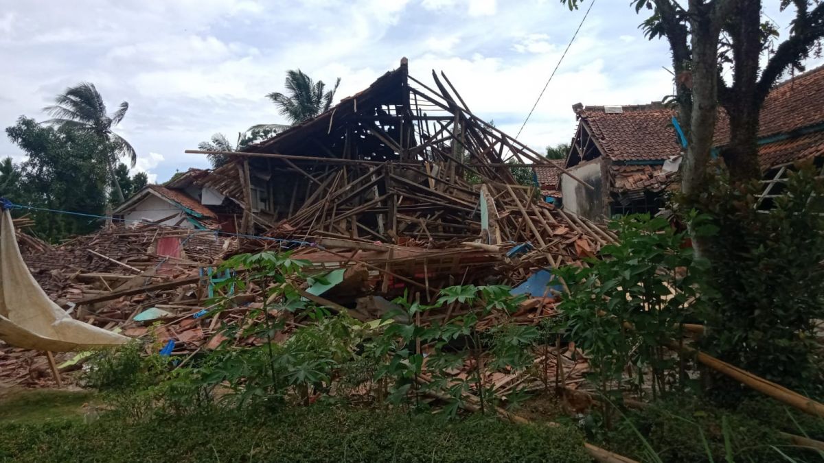 Rumah warga yang berada di Kecamatan Cugenang, Kabupaten Cianjur roboh usai diguncang gempa di hari Senin (21/11) kemarin. [Foto: Tri Widiyantie]