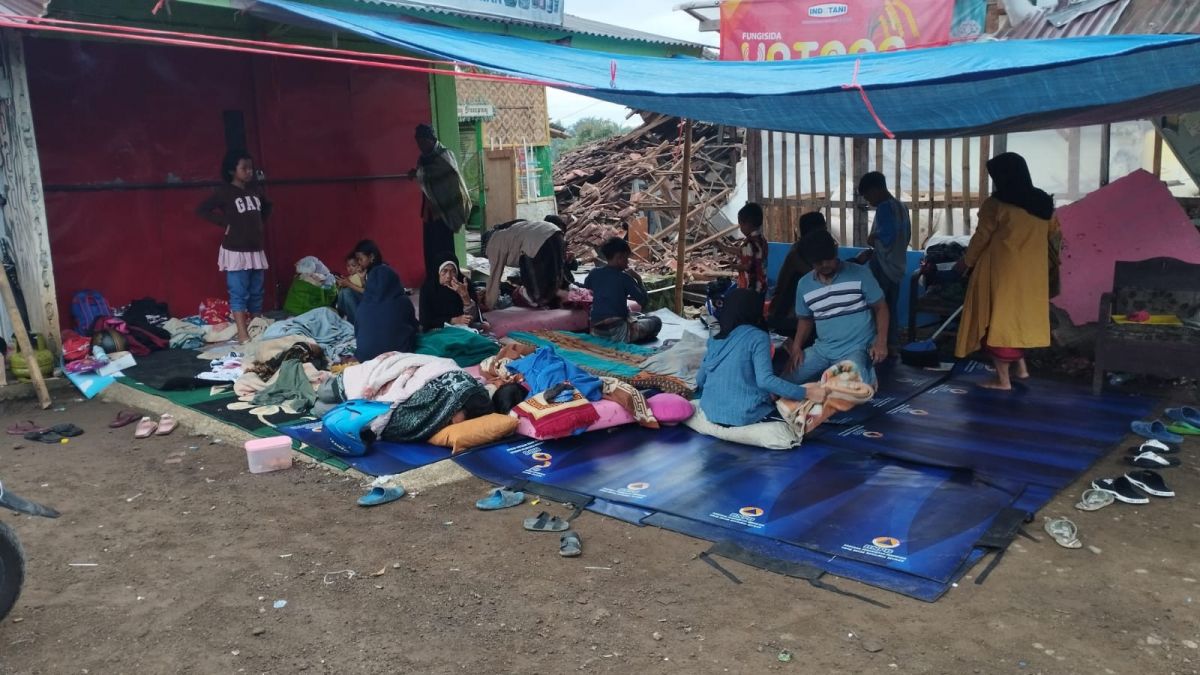 Warga Desa Mangunkertayang, Kecamatan Cugenang, terkena dampak Gempa Cianjur mereka mendirikan tenda sebagai tempat tinggal sementara. Beberapa bantuan logistik dibutuhkan mereka saat ini. [Foto: Masnurdiansyah]