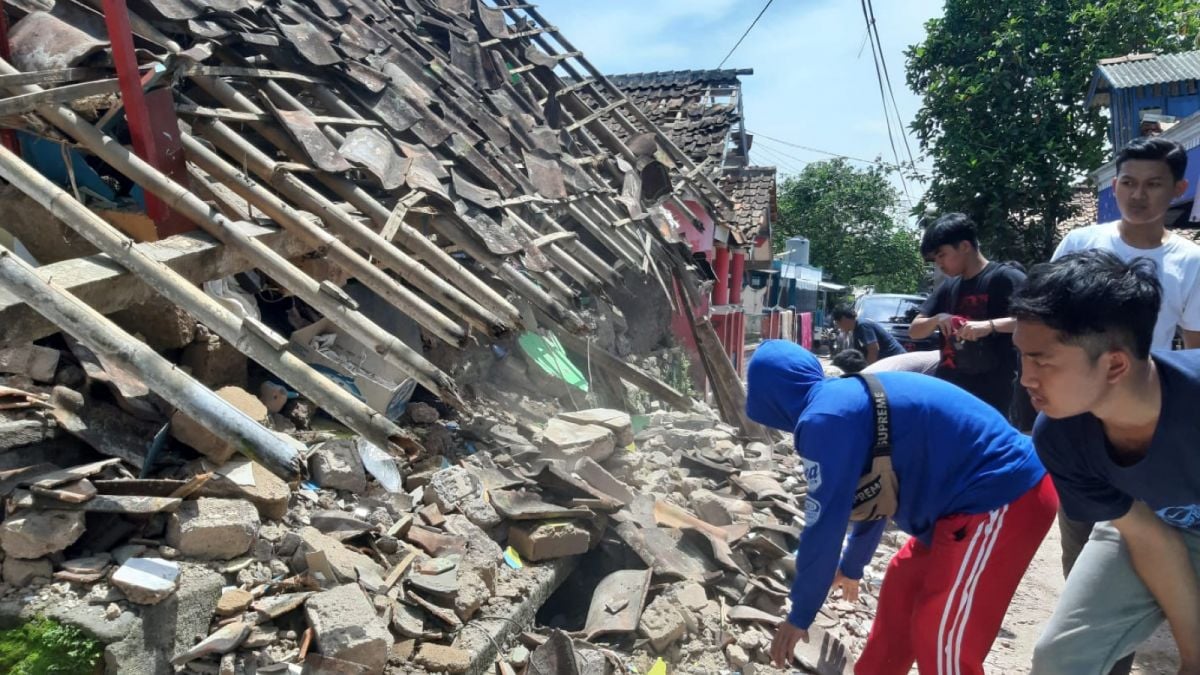 warga tengah melalukan pembersihan material runtuhan rumah yang rusak karena gempa bumi di Cianjur. [Dokumentasi pribadi]