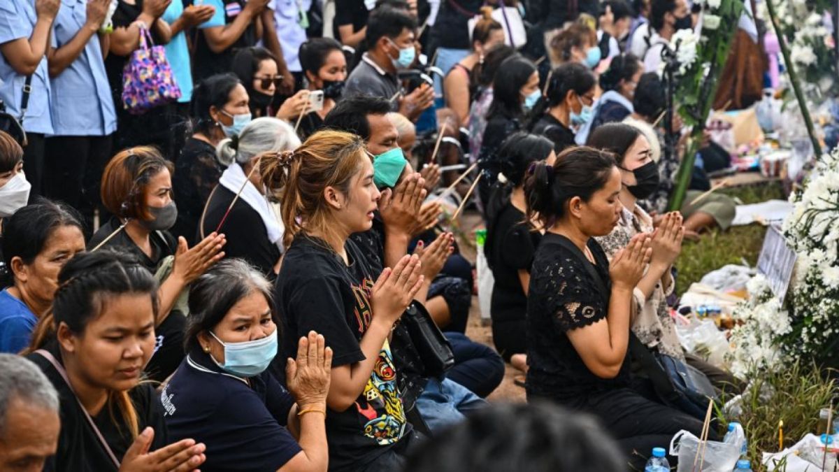 Doa Bersama Korban Penembakan Massal di Thailand [Lillian SUWANRUMPHA / AFP]