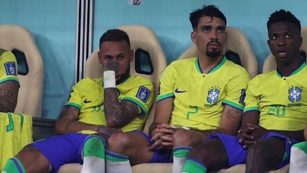 Pemain Timnas Brasil, Neymar ditarik keluar karena mengalami cedera akibat jegalan yang kerap dilakukan pemian Serbia di Piala Dunia 2022 [Foto: Suara.com / AFP]