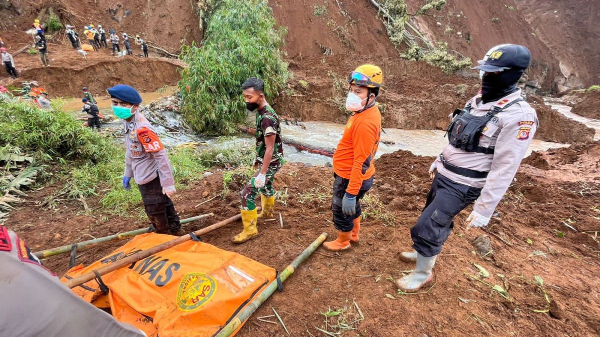 Proses evakuasi dari tim gabungan yang berada di wilayah Kecamatan Cugenang, Cianjur. Dalam proses evakuasi dan pencarian kali ini ditemukan 5 jenazah [Foto: Dok Humas Polda Jabar]