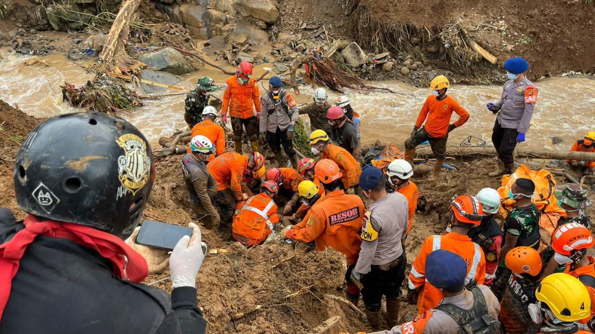 Proses evakuas korban longsor pasca gempa Cianjur masih terus dilakukan. terbarumasih ada 14 orang yang hilang. [Fot: Humas Polda Jabar]