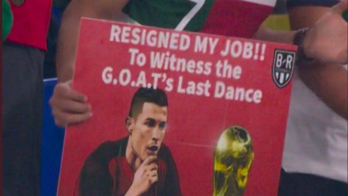 Salah seorang fans dari Cristiano Ronaldo saat menyaksikan pertandingan Portugal vs Ghana di Piala Dunia 2022 rela melakukan segelanya. [Foto: Dok Twitter.]