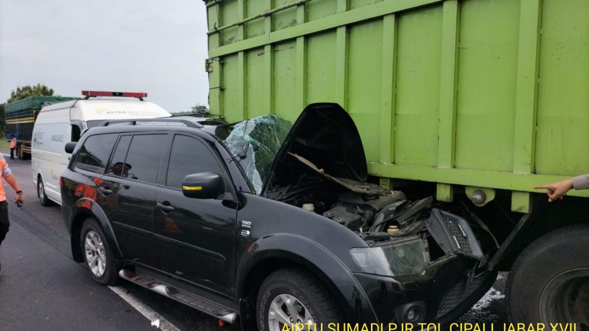 mobil yang ditumpangi Yerry Yanuar, Kepala BKD Jabar, yang alami kecelakaan. Dalam Insiden itu, Yerry meninggal dunia.
