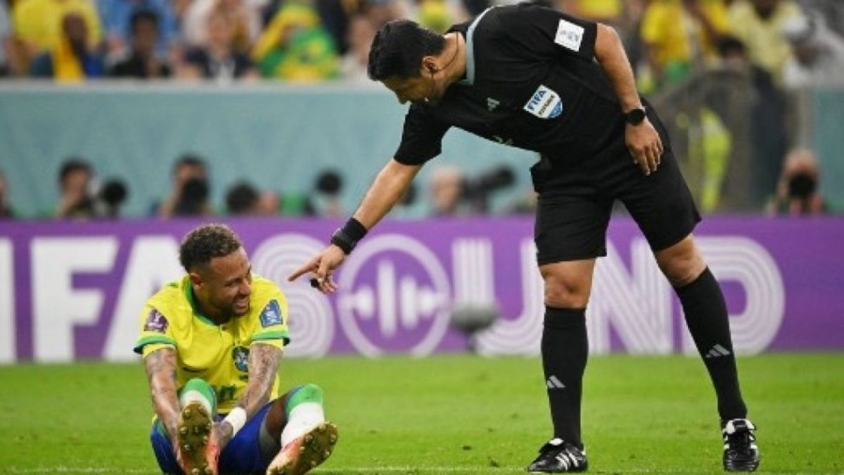 Pemain Timnas Brasil, Neymar mengalami cedera usai kerap dijegal dalm dilanggar oleh para pemain Serbia di Piala Dunia 2022 [Foto: Suara.com/ AFP]
