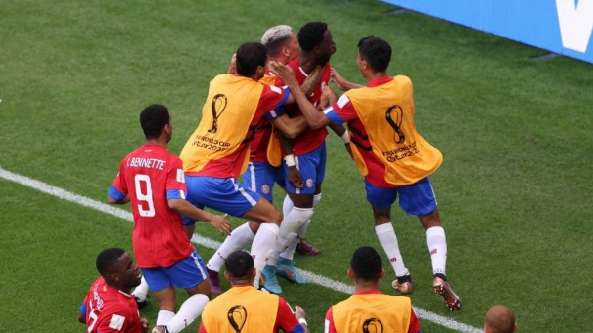 Timnas Kosta Rika ketika merayakan gol ke gawang Jepang yang dicetak oleh Keysher Fuller Spence [Foto: Suara.com / ADRIAN DENNIS - AFP]