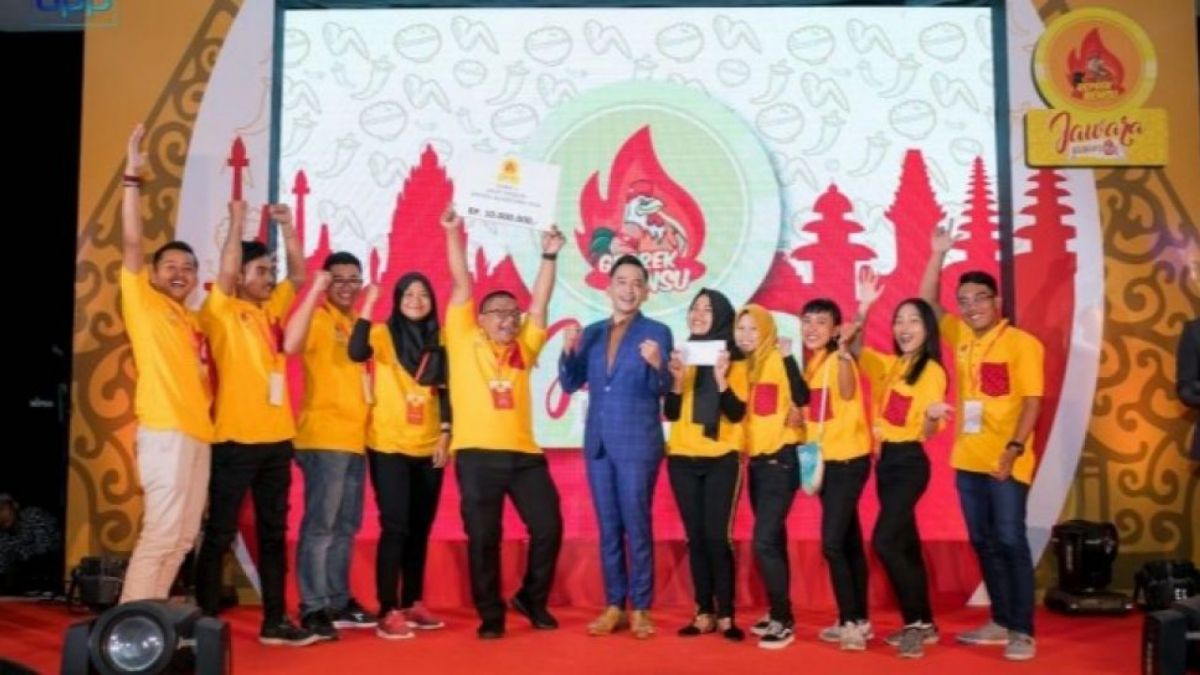 Ruben Onsu (tengah) ketika berfoto dengan beberapa orang dalam acara Geprek Bensu [Foto: Suara.com / Geprek Bensu]