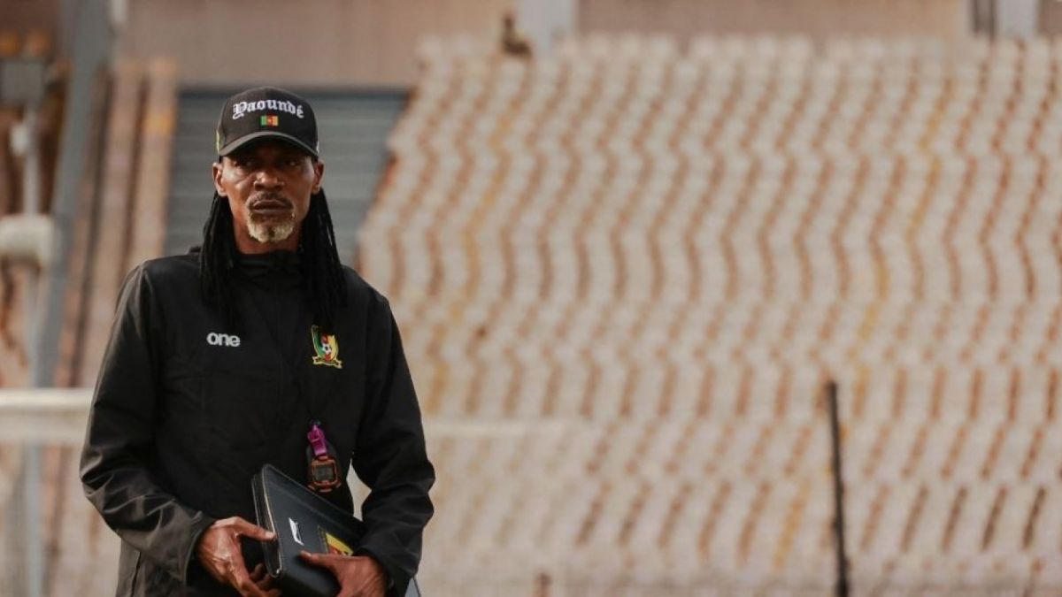 Pelatih Kamerun, Rigobert Song terlibat bersitegang dengan penjaga gawang utama Andre Onana. [Foto: Suara.com / AFP]