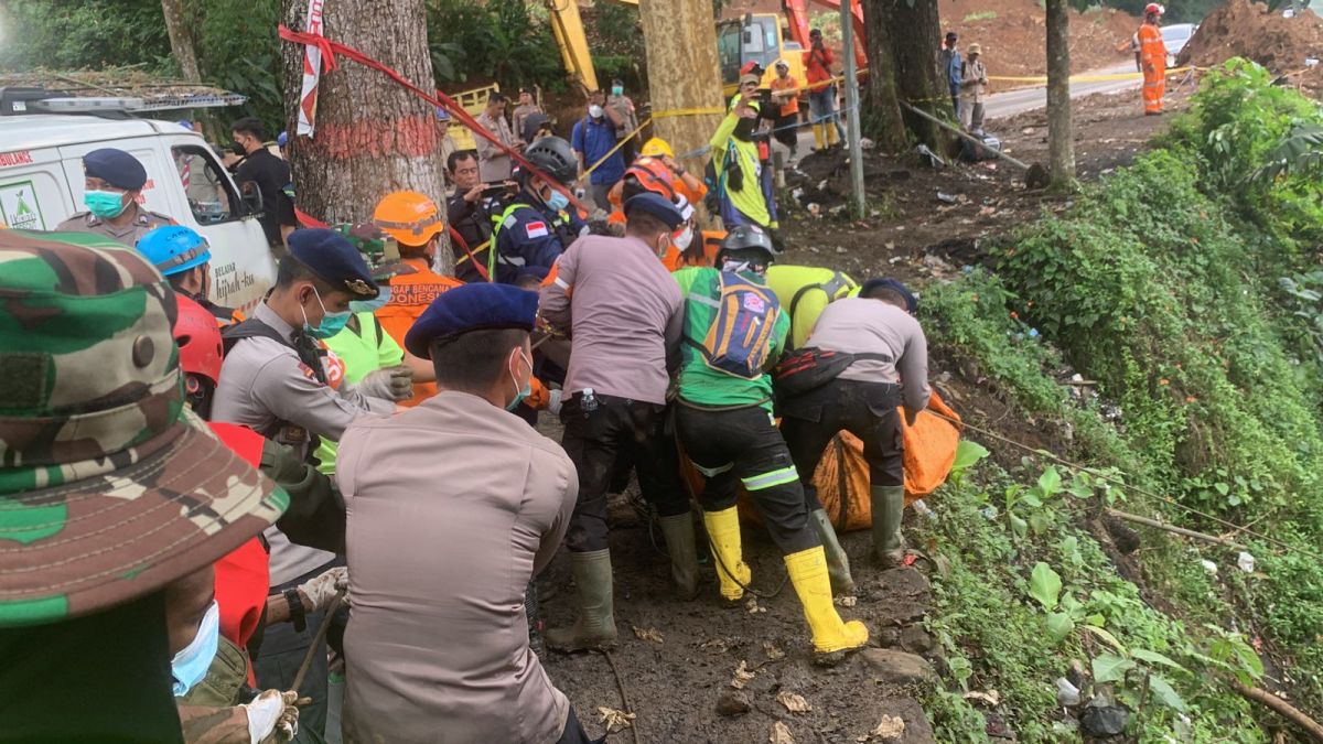 Pencarian dan evakuasi korban longsor di Kabupaten Cianjur masih terus dilakukan. [Foto: Dok Humas Pola Jawa Barat]