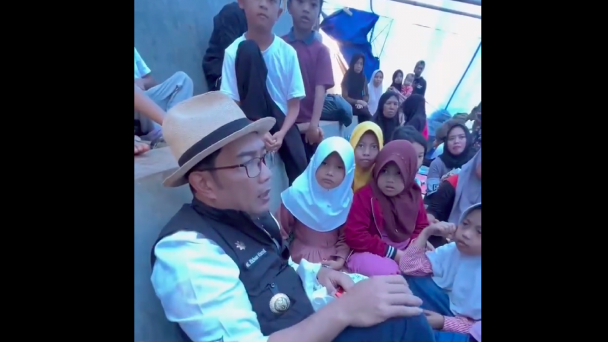 Tangkapan layar postingan video Ridwan Kamil di Twitter saat dengan bersama dengan korban anak-anak gempa Cianjur.