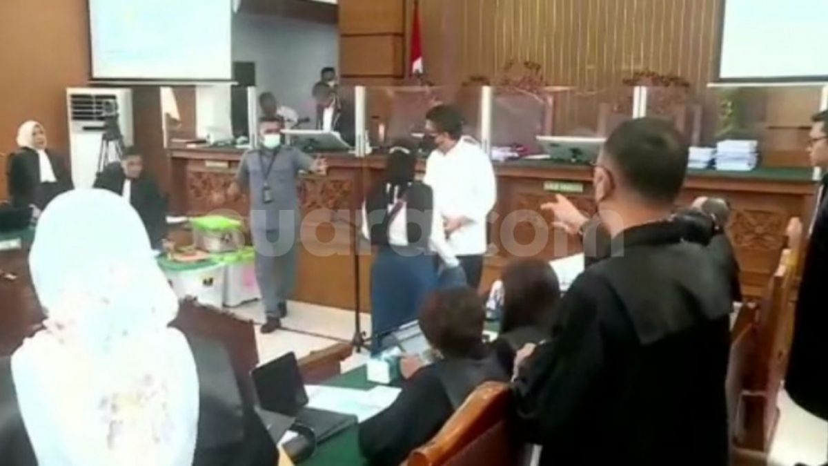 Seorang wanita tiba-tiba mendekati Ferdy Sambo dalam ruang sidang [Foto: Suara.com - Rakha]